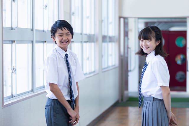 廊下に並ぶ中学生