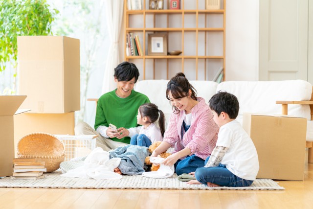 引越し作業をする家族
