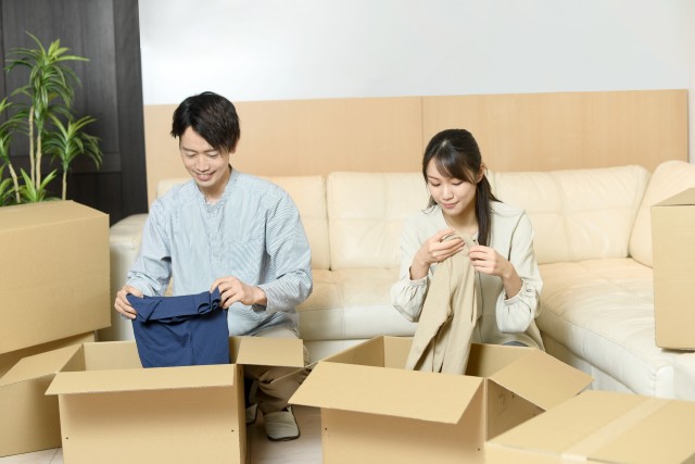 引越し作業中の夫婦