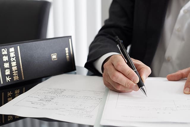 手続きを進める司法書士