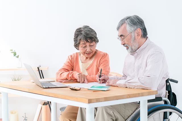 話し合いをする老夫婦