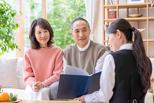 老夫婦と話す女性