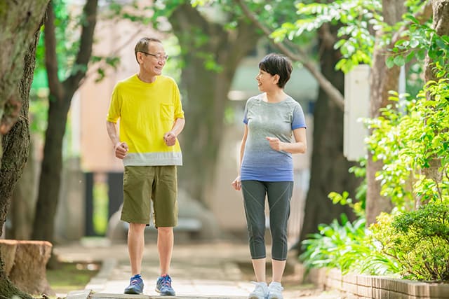 早歩きをするシニア夫婦