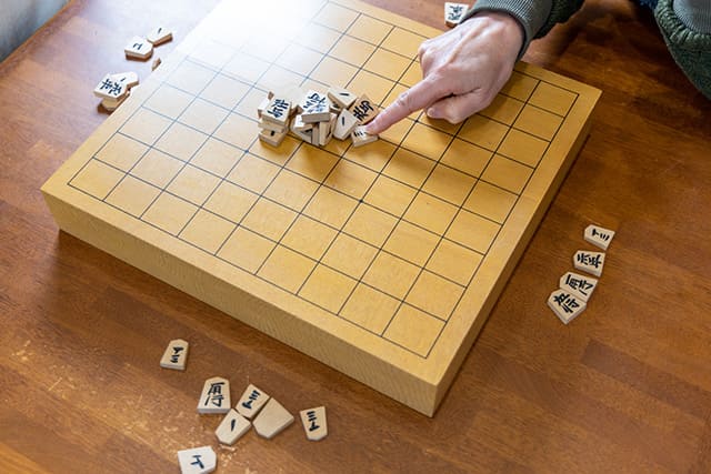 将棋の山崩しをして遊ぶシニアの女性
