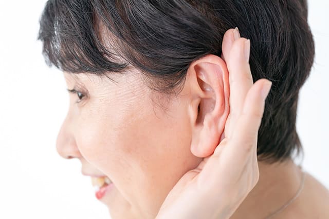 シニア女性の耳