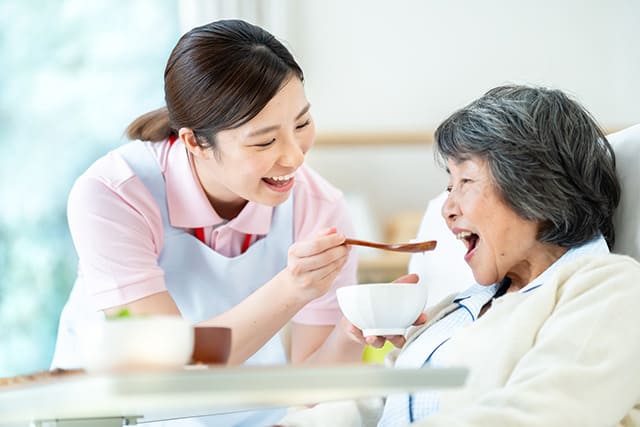 食事サポートをする介護職員
