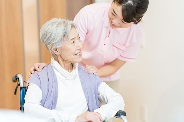 シニア女性と介護スタッフ