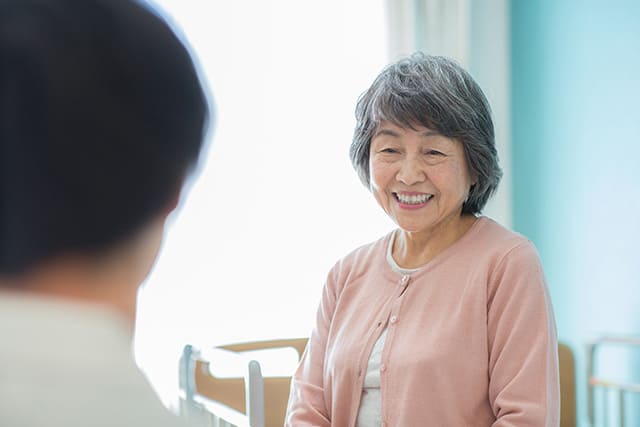 微笑むシニア女性