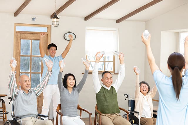 レクリエーションを行うシニアとスタッフ