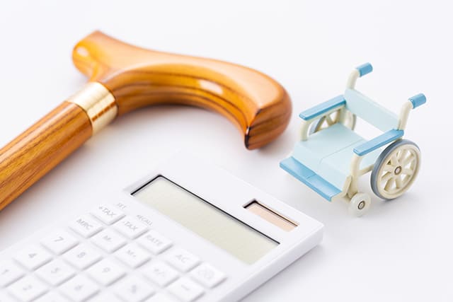 電卓と杖とミニチュアの車いす