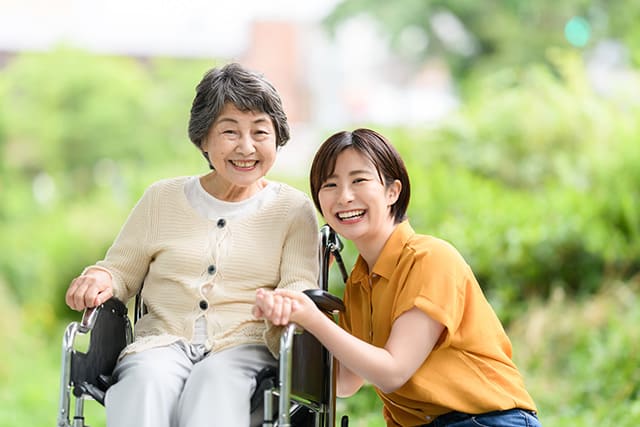 シニア女性に寄り添う介護スタッフ