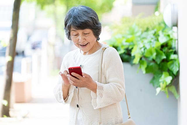 携帯を持つシニア女性