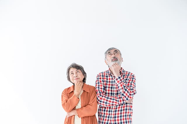 悩むシニア夫婦