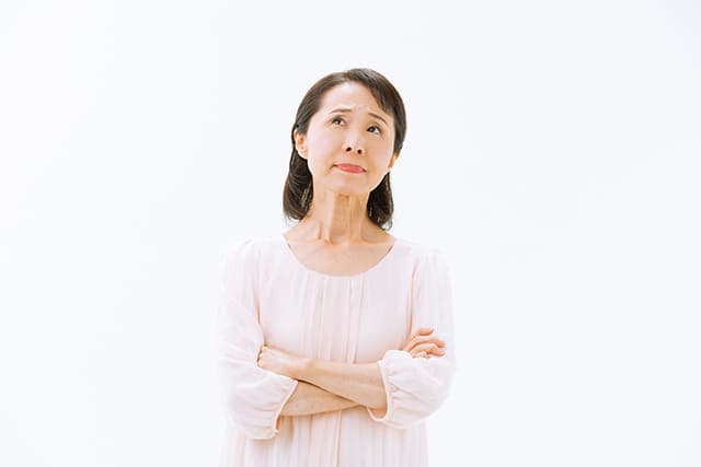 悩むシニア女性