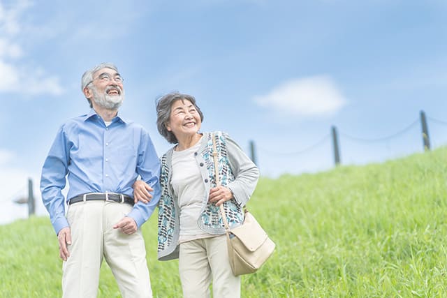 笑うシニア夫婦