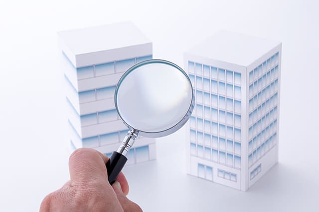 虫眼鏡とビルの模型