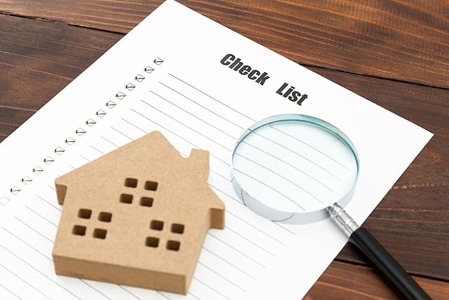チェックリストと家と虫眼鏡