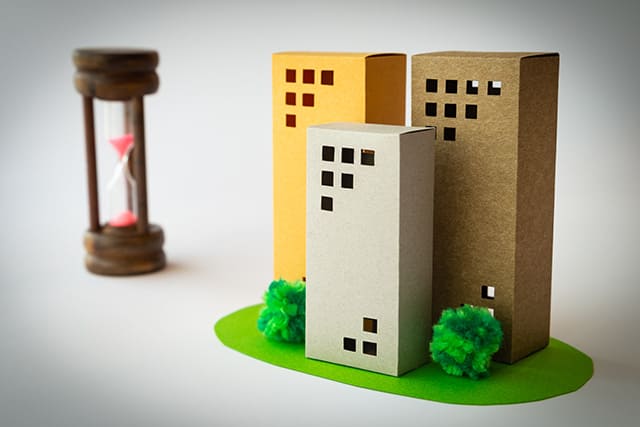 ビルの模型と砂時計