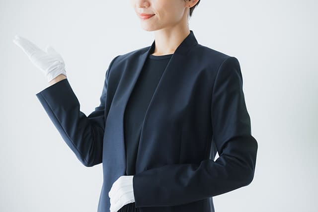 白手袋とスーツの女性