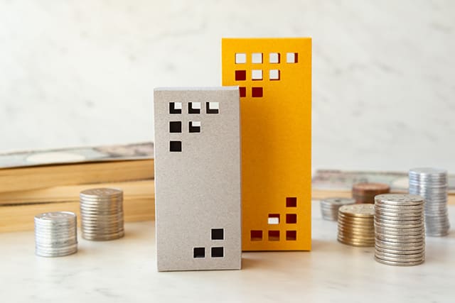 ビルの模型と小銭と札束