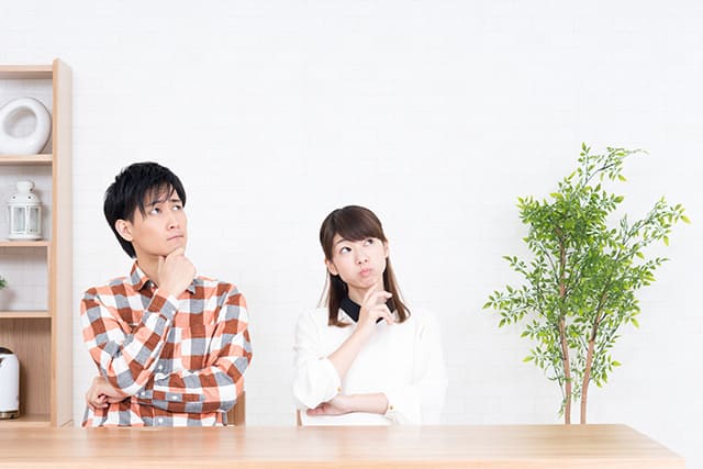 考える夫婦