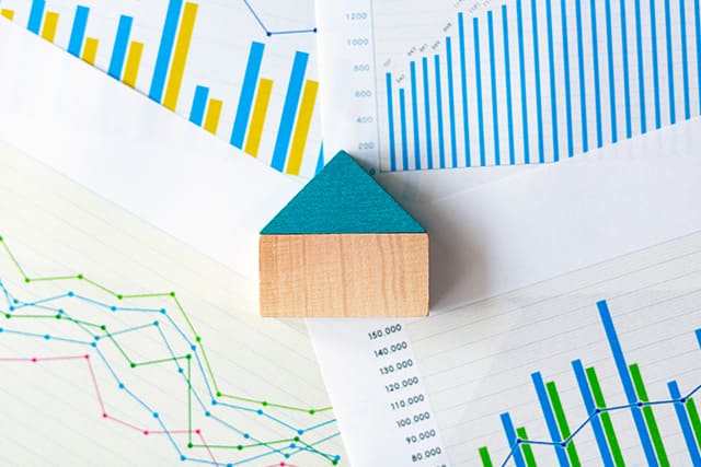 家の模型とグラフ