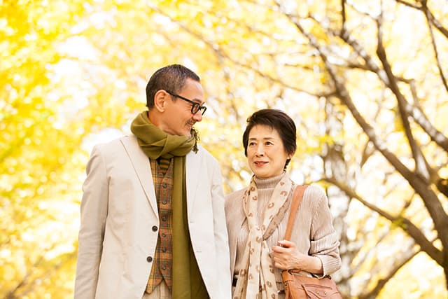 散歩をするシニア世代の夫婦