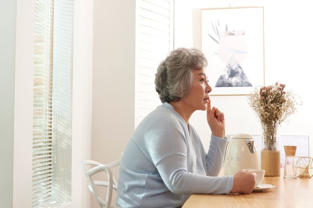 悩み事があるシニアの女性