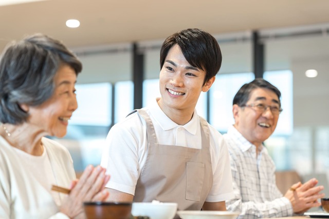 シニアの男女と介護士