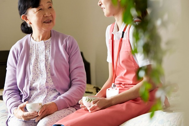 相談するシニアの女性と介護士