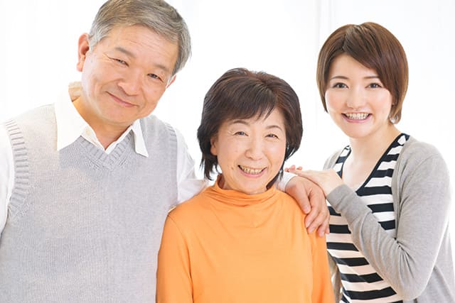 高齢夫婦と女性