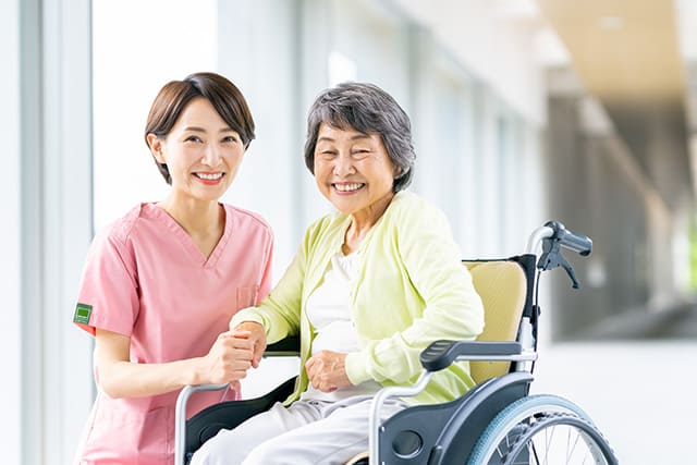 車いすに乗る女性と介護士