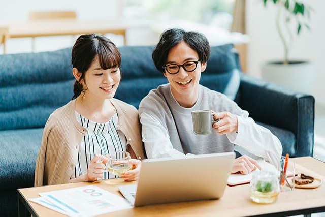 リビングでくつろぐ夫婦