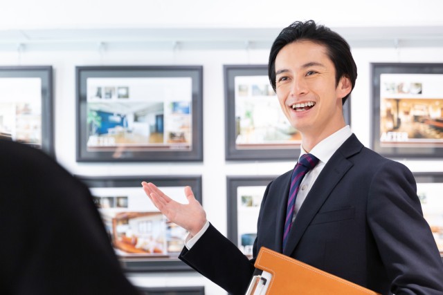 不動産会社の営業担当者