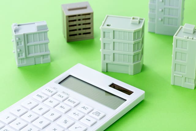 白い電卓とマンションの模型