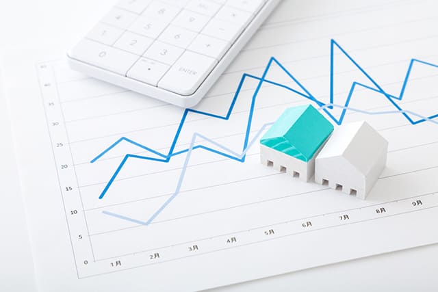 住宅模型と折れ線グラフ
