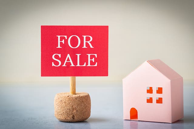 売り出し中の看板と家の模型