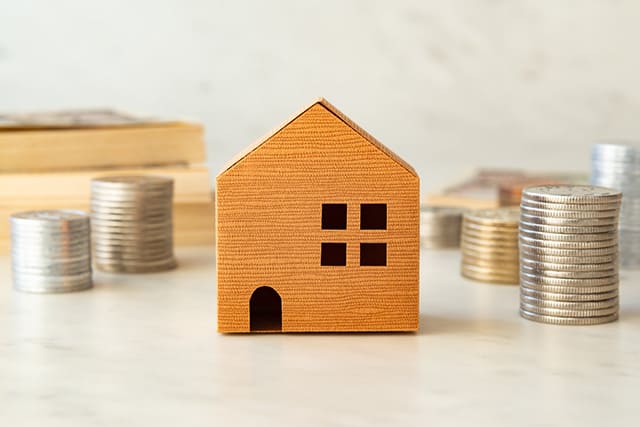 家の模型と硬貨