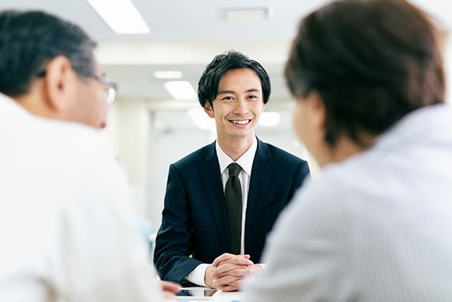 担当者と相談をする夫婦