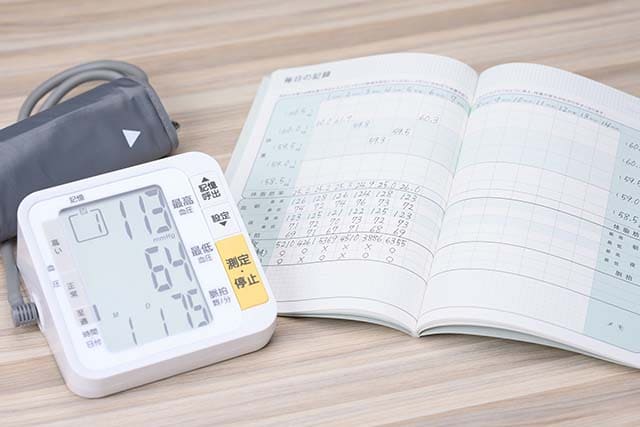 血圧測定器と血圧手帳
