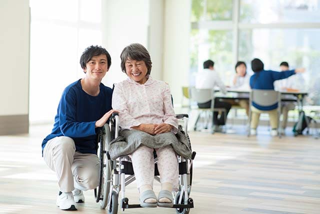 介護士とシニアの女性