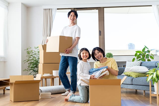 引越しする若い家族