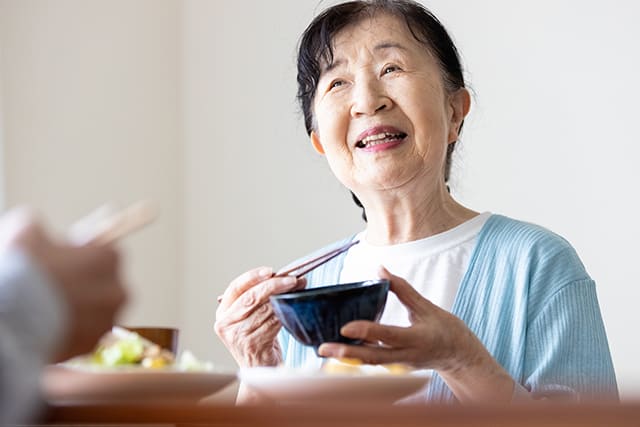 食事をするシニア女性