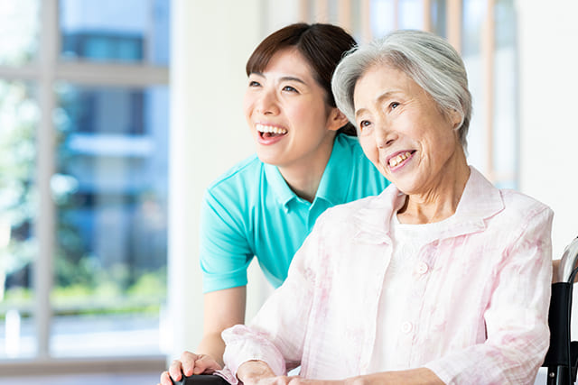 介護士と車椅子のシニア