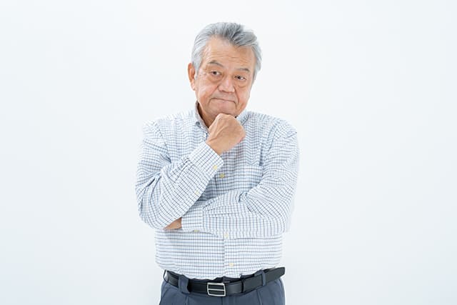 悩むおじいさん