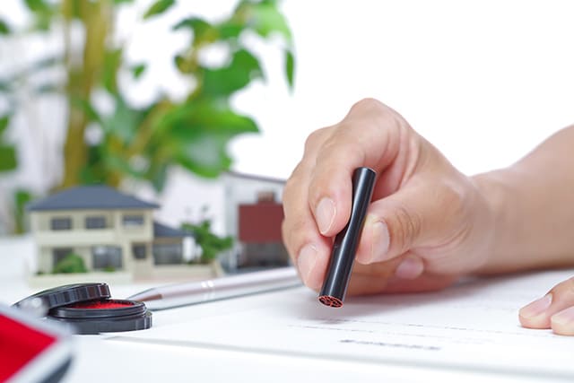 住宅書類にはんこを押す人