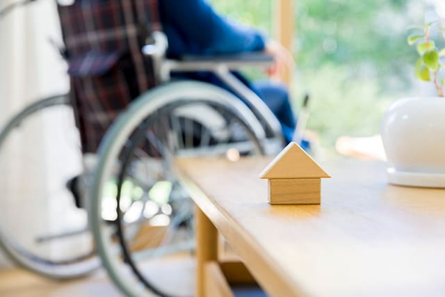 車いすと家の置物