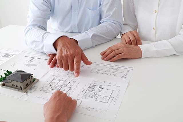 建て替えを営業マンに相談する夫婦