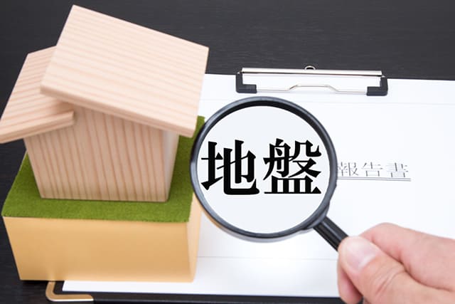 虫メガネと地盤調査報告書、家の模型