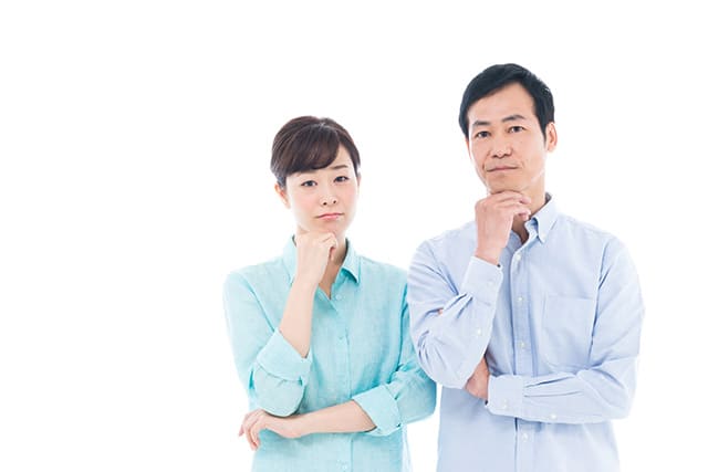 悩む夫婦